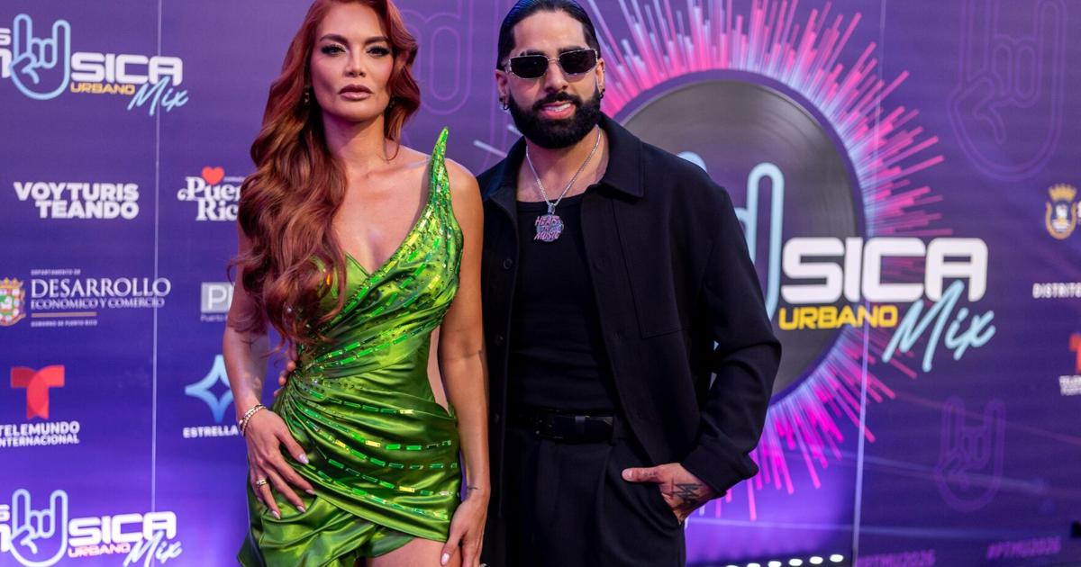 Estrellas desfilan por la Alfombra Azul de los Premios Tu Música Urbano Mix 2026