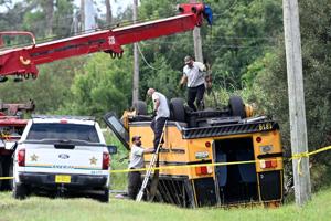 Imagen del artículo de El Vocero: Dos muertos, incluida una estudiante, tras volcarse una guagua escolar en Florida