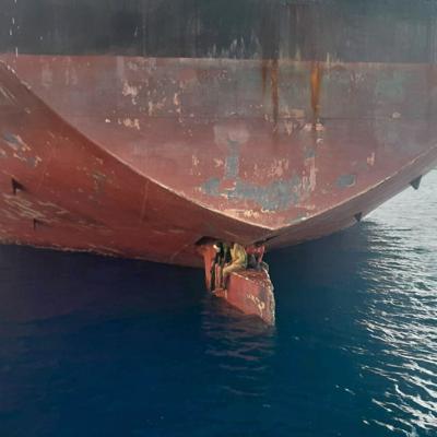 Encuentran tres migrantes sentados en el timón de un barco en Islas Canarias