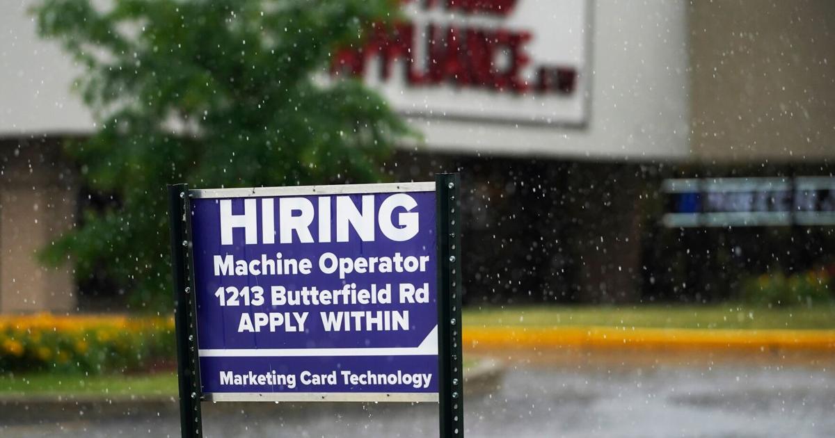 Solicitudes de desempleo en EE.UU. bajan a 215,000; despidos siguen en niveles históricamente bajos