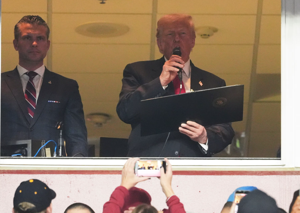 VIDEO: Abuchean a Trump durante partido de la NFL