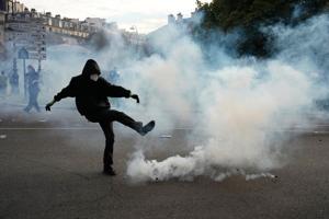 Imagen del artículo de El Vocero: Más de 250,000 salen a las calles en Francia y policía responde con gas lacrimógeno