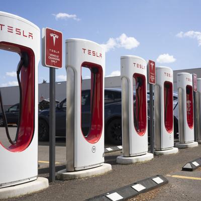 Autos eléctricos de General Motors podrán usar puestos de carga de Tesla