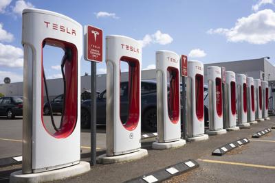 Autos eléctricos de General Motors podrán usar puestos de carga de Tesla