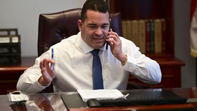 El senador Rubén Soto Rivera propone que el cargo adicional al marbete sea opcional