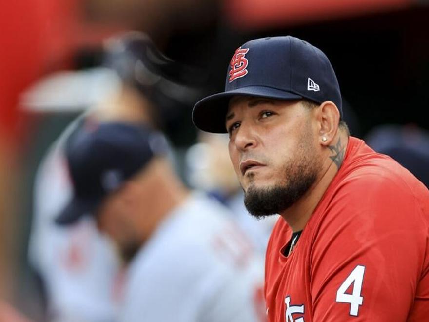 Yadier Molina sigue a la espera de la escuela que le compró al