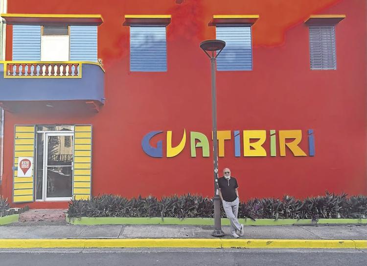 Rubén Malavé frente a la Galería Guatíbiri que fundo en 1973, foto Suministrada