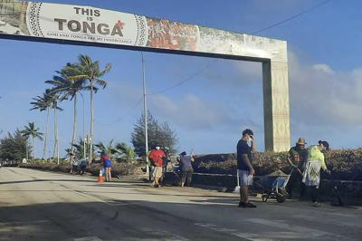 Comienza a llegar ayuda a Tonga tras la erupción volcánica submarina y un tsunami