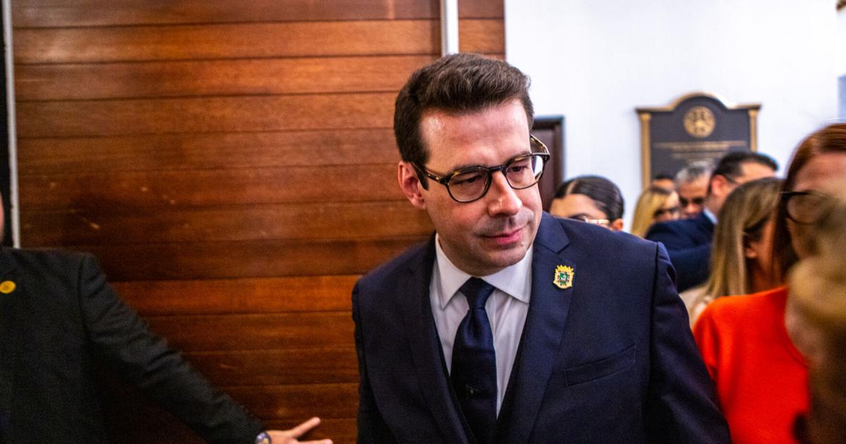 Francisco Domenech sale del gobierno sin sucesor designado tras 20 meses de gestión