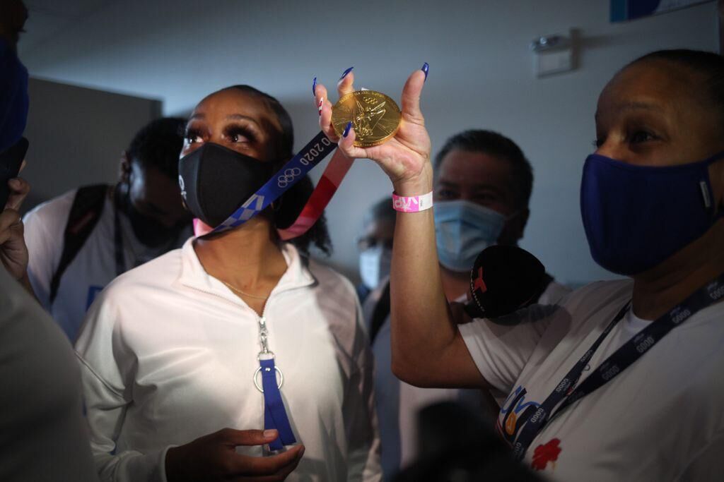 Eufórica María Camacho en el recibimiento de su hija en Puerto Rico