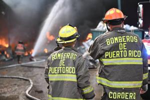 Imagen del artículo de El Vocero: Atienden incendio en estructura de la antigua base naval en Toa Baja