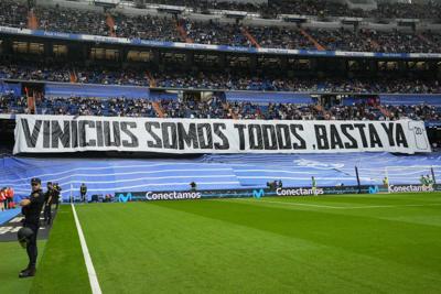 Jugadores del Real Madrid lucen camiseta de Vinicius en protesta a los ataques racistas