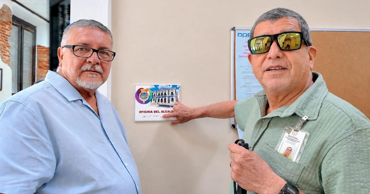 Arecibo instala rótulos en braille para facilitar acceso a servicios municipales
