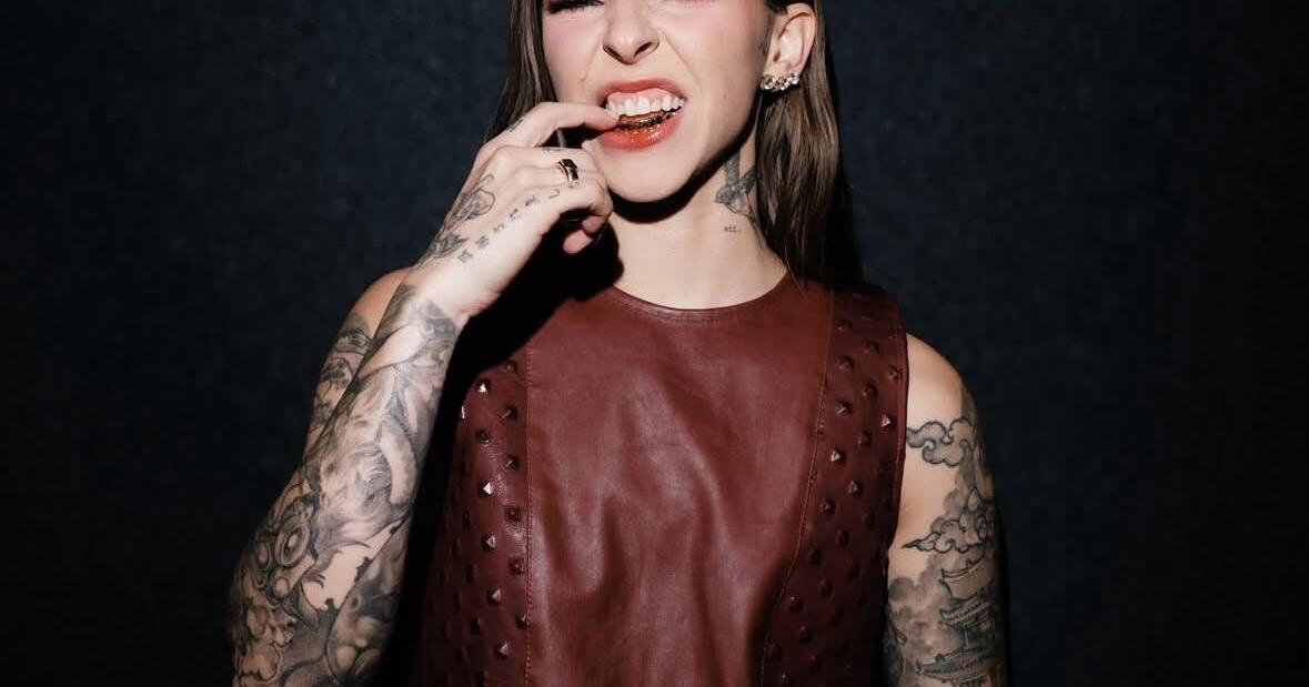 Karol G sorprende en concierto de Young Miko en Orlando con emotivo momento en tarima