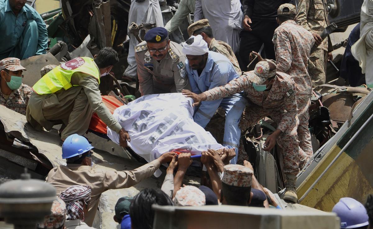 Mueren al menos 51 personas en choque de trenes en Pakistán 60be94fce01ba.image