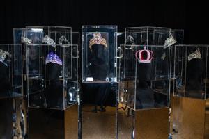 Imagen del artículo de El Vocero: [EXCLUSIVO] Por primera vez en la historia: Todas las coronas de Miss Universe llegan a Puerto Rico