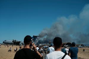 Imagen del artículo de El Vocero: Avión militar se estrella ante miles de espectadores durante exhibición en Grecia