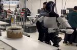 VÍDEO: Optimus, el robot de Elon Musk, aprende a doblar una camisa