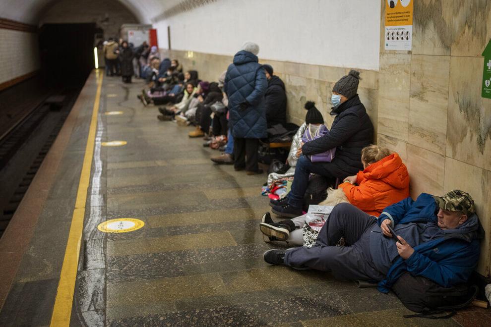 El metro de Kiev, de transporte lujoso y opulento a búnker contra los misiles que refugia a miles de personas 6219a95996232.image