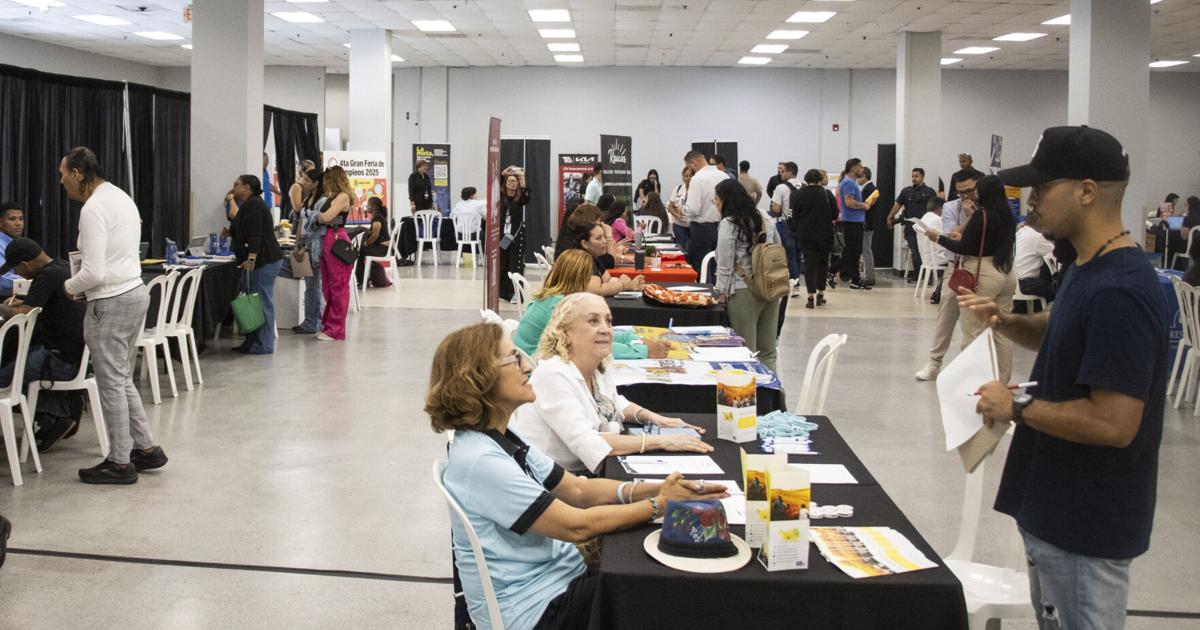 Más de 70 patronos participan en feria de empleo en Plaza Las Américas