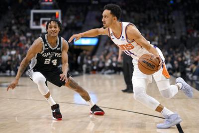 Los Suns le propinan su derrota consecutiva número 11 a los Spurs