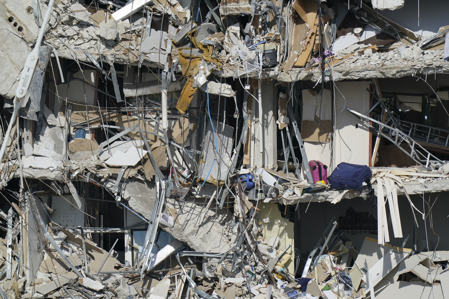 La alcaldesa de Miami firma orden de emergencia para demoler lo que quedó del edificio de Surfside - Vimarsana News