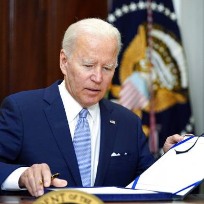 El presidente Joe Biden firma una ley para establecer procesos más estrictos a la hora de comprar armas