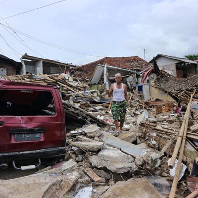Aumenta a 310 la cifra de víctimas tras el sismo en Indonesia