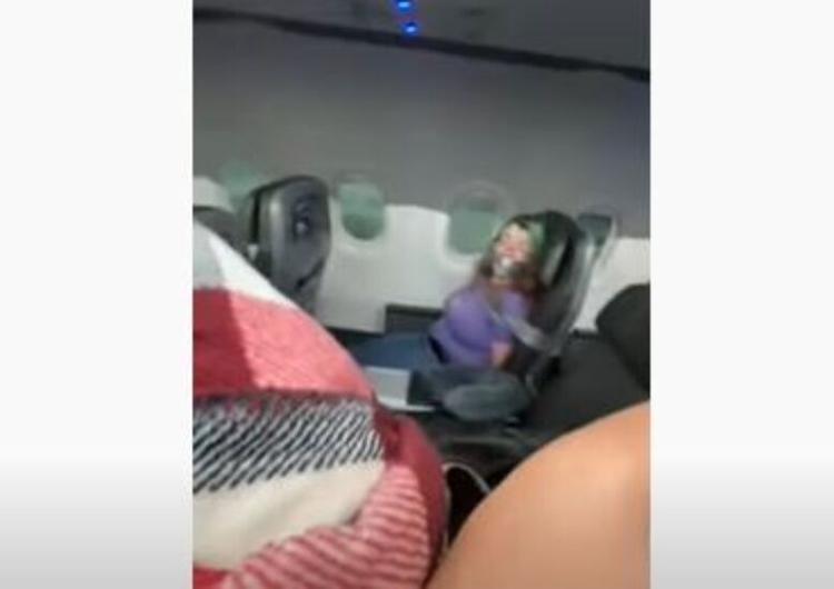 Atan a una mujer a su asiento tras intentar abrir la puerta de un avión en pleno vuelo 60ec828d5b9c0.image