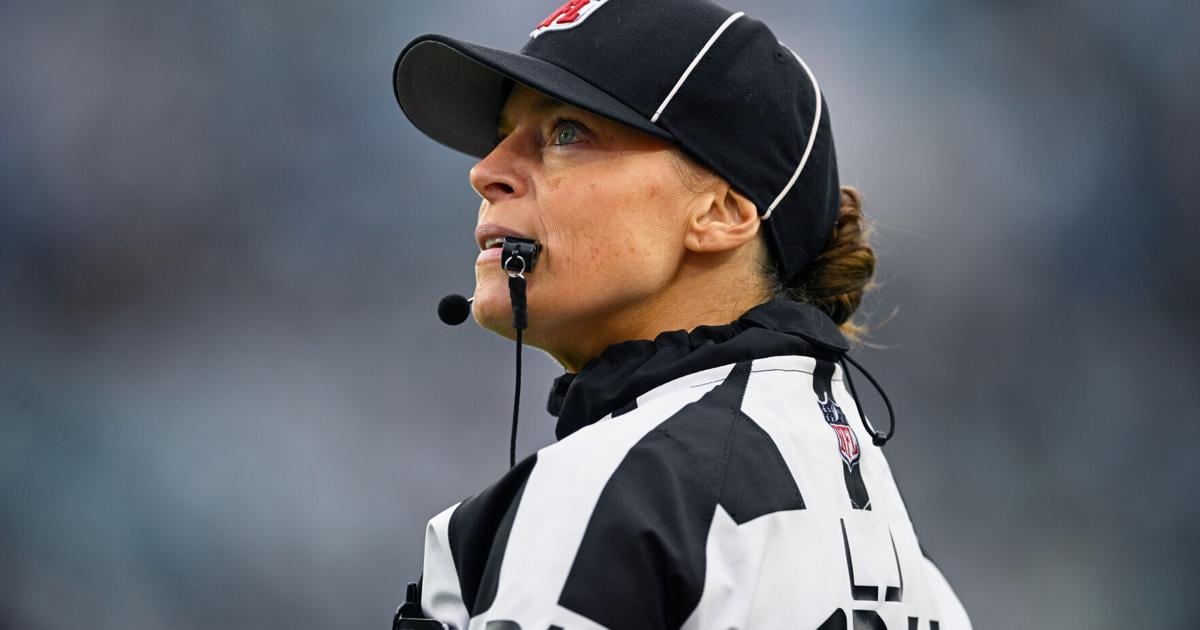 Una árbitra de la NFL demanda a la liga por el trato recibido y su despido