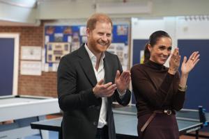 Imagen de la cobertura de: Harry y Meghan reaparecen juntos en Inglaterra ante público emocionado