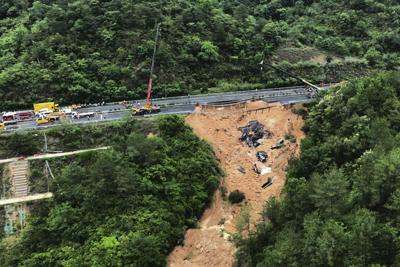 Al menos 24 muertos tras derrumbe de autopista en China