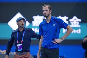Imagen del artículo de El Vocero: Medvedev golpea a un espectador con una pelota y es descalificado del Abierto de China