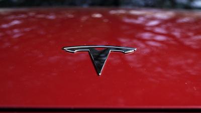Llaman a revisión cerca de 200,000 autos Tesla