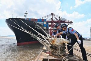 Imagen de la cobertura de: Shanghái cancela más de 1,300 vuelos por la llegada del tifón Dolphin