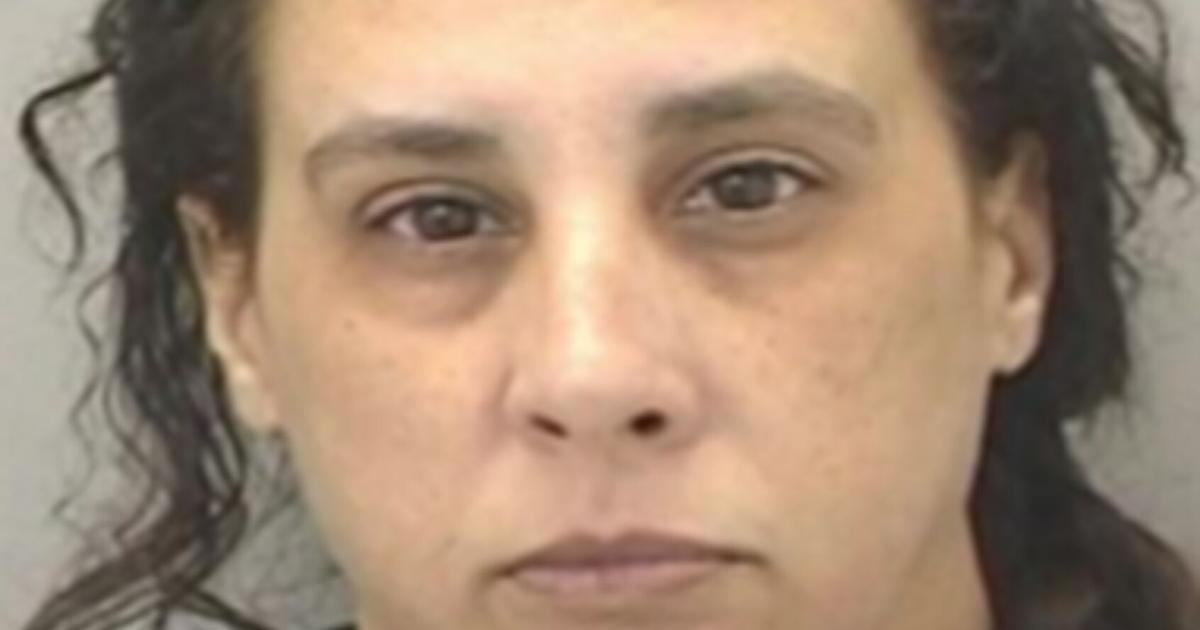 Mujer enfrenta cargos por presunto maltrato contra su padre de 72 años en Caimito