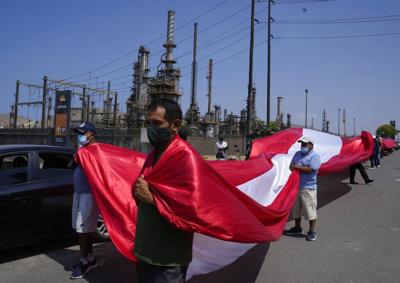 Pescadores peruanos protestan por un derrame de petróleo tras fuerte oleaje por erupción en Tonga