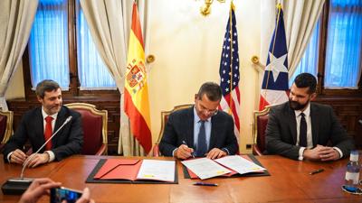 Gobiernos de Puerto Rico y España firman acuerdo para la preservación de documentos históricos