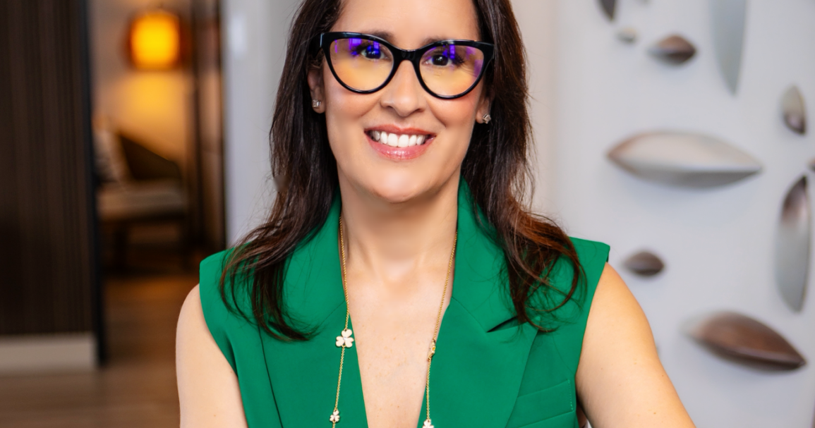 | Su estilo de liderazgo combina misión y datos con un enfoque colaborativo e inclusivo.