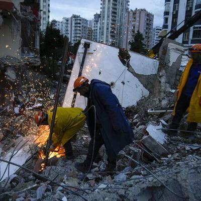 Sobrevivientes gritan entre los escombros en Turquía y Siria