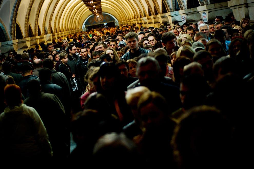 El metro de Kiev, de transporte lujoso y opulento a búnker contra los misiles que refugia a miles de personas 6219acdc3e9ca.image