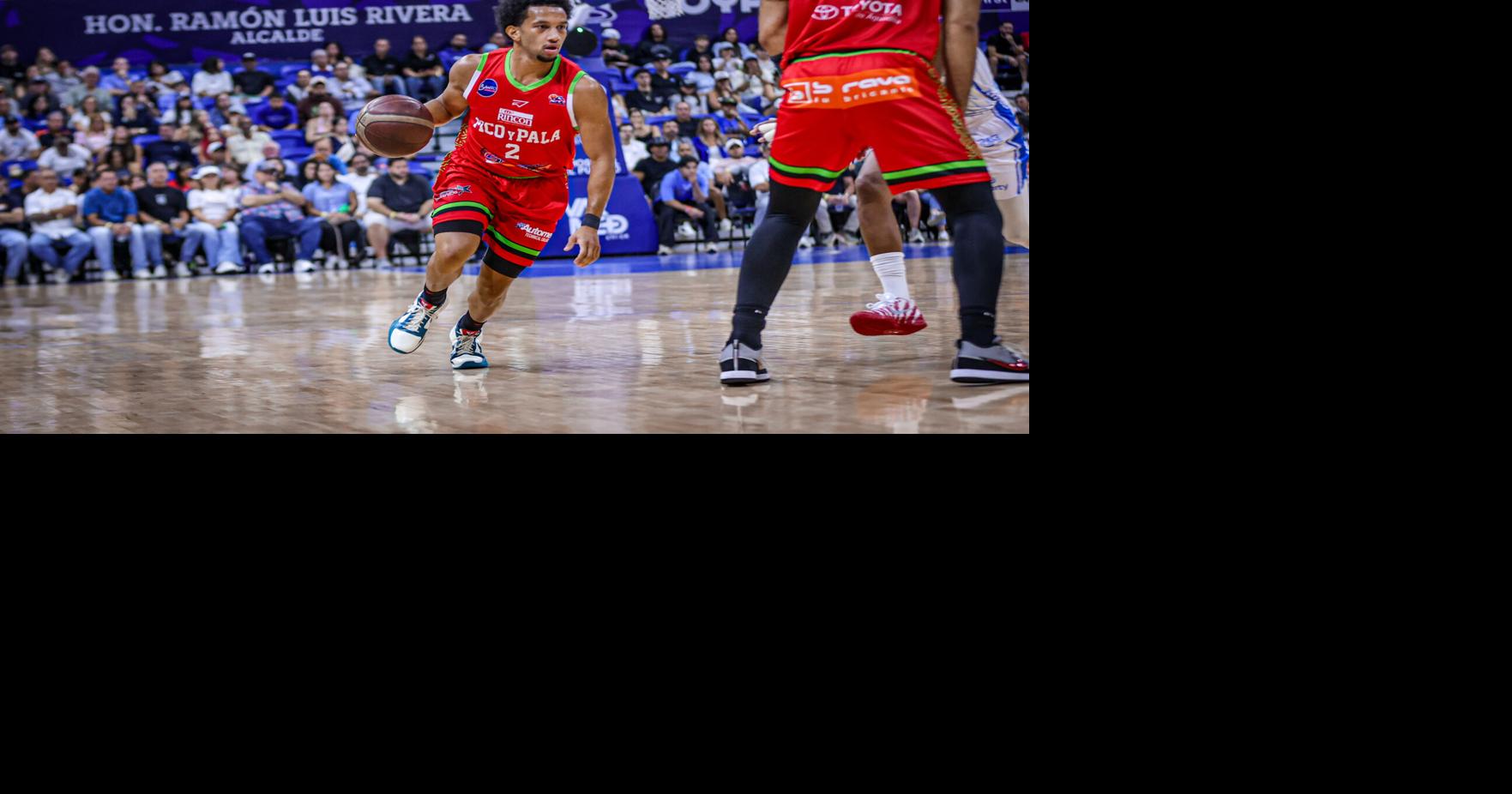 Butch Lee alienta a su hijo Matthew en la final del BSN entre Santeros y Vaqueros
