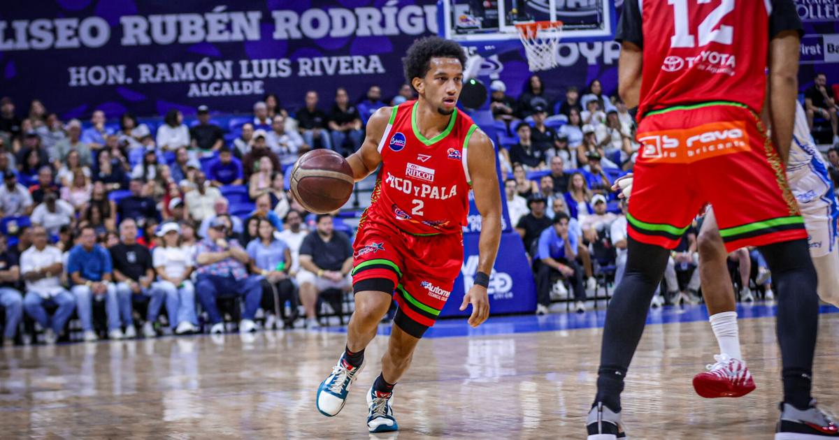 Butch Lee alienta a su hijo Matthew en la final del BSN entre Santeros y Vaqueros