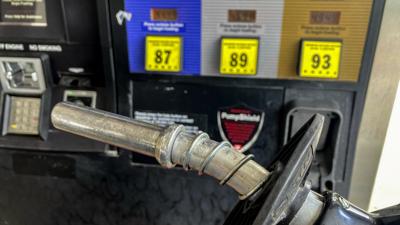 La gasolina cara pone a prueba la dependencia de Estados Unidos hacia los autos