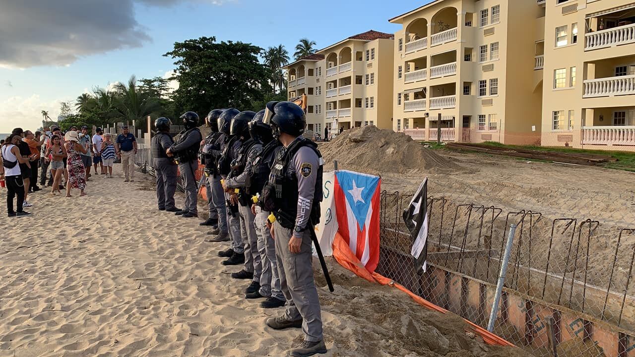 Guardia de seguridad de condominio Sol y Playa de Rincón agrede a manifestante - Vimarsana News