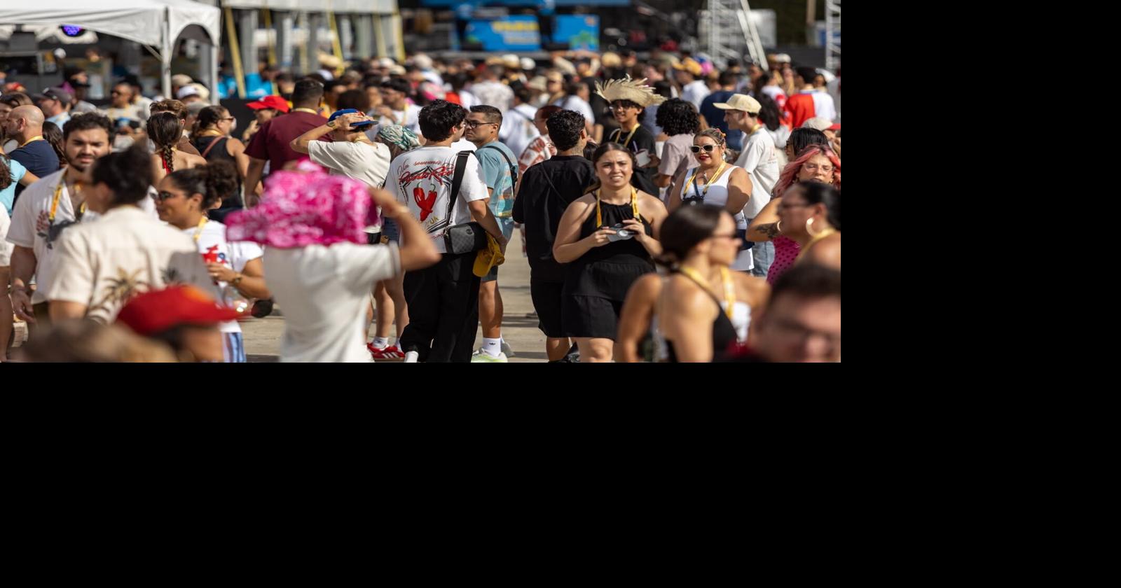 Fanáticos llegan al Hiram Bithorn para el segundo y último concierto de Bad Bunny