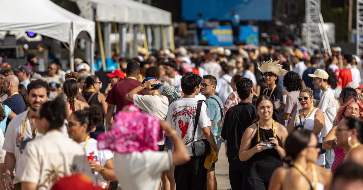 Fanáticos llegan al Hiram Bithorn para el segundo y último concierto de Bad Bunny