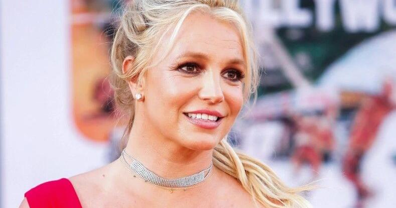 Descubre cómo Britney Spears se declara culpable y evita la cárcel tras ser acusada de conducción bajo los efectos del alcohol en California.
