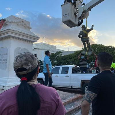 Manifestantes protestan y se oponen a la reinstalación de la estatua de Ponce de León