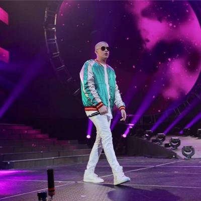 Un papá con mucho estilo: así reaccionó este hombre al ver a Bad Bunny en  concierto – Publimetro Colombia